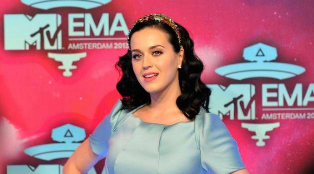 Tiaras são tendência para o verão – e há modelos para diversos gostos!