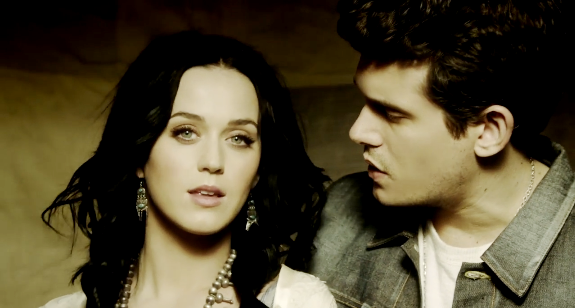 John Mayer e Katy Perry andam em touro mecânico no clipe de ‘Who You Love’