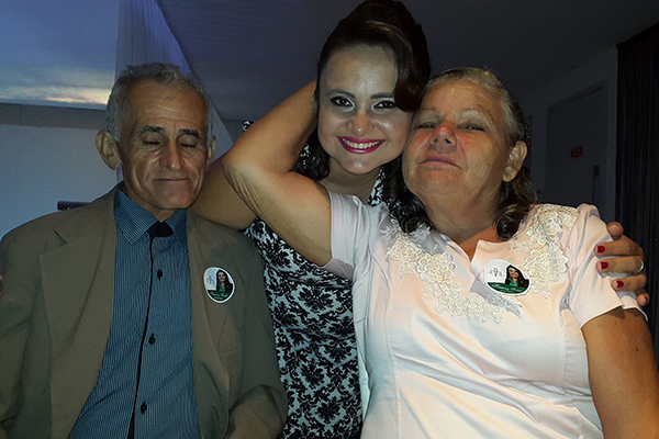 Filha de lavradores, universitária ergue enxada em formatura e vídeo emociona a web