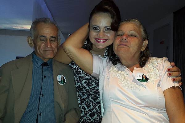 Filha de lavradores, universitária ergue enxada em formatura e vídeo emociona a web