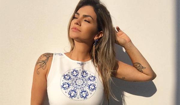 Kelly Key é pega colando em prova da faculdade e a internet não perdoa
