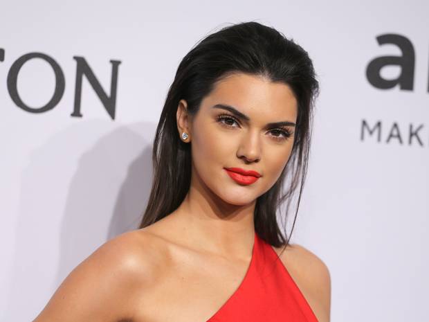 Salto de Kendall Jenner, do clã Kardashian, faz modelo passar maus bocados durante evento