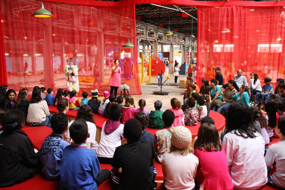 Kiara Terra: contação de histórias diverte as crianças Kiara Terra: contação de histórias diverte as crianças