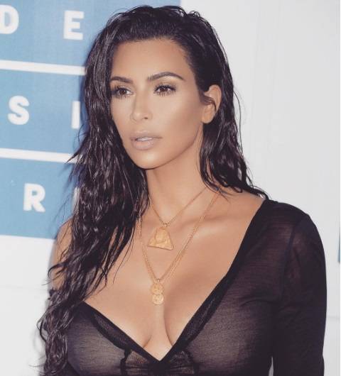 Kim Kardashian diz ter feito 6 000 selfies durante viagem de quatro dias ao México