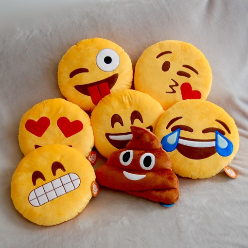 Emojis de pelúcia ganham quiosque em shopping da capital