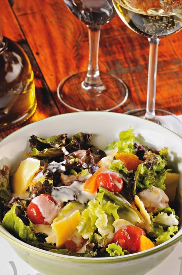 Salada verde com tangerina, queijo gouda e tomate-cereja: novidade do turco Kosebasi Salada verde com tangerina, queijo gouda e tomate-cereja: novidade do turco Kosebasi
