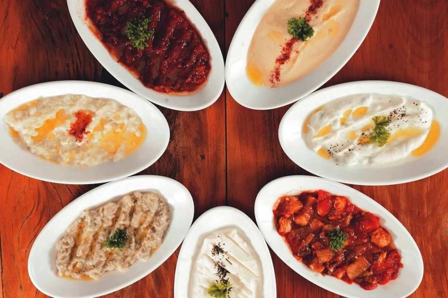 Degustação de mezzés: sete pastas, como a versão apimentada de tomate Degustação de mezzés: sete pastas, como a versão apimentada de tomate