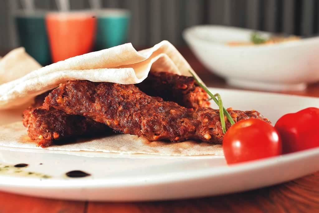 Tarsusi kebab: aparentado da cafta feito de cordeiro moído com pistache Tarsusi kebab: aparentado da cafta feito de cordeiro moído com pistache
