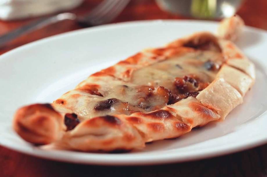 Pide: espécie de esfiha recheada de berinjela e queijo Pide: espécie de esfiha recheada de berinjela e queijo