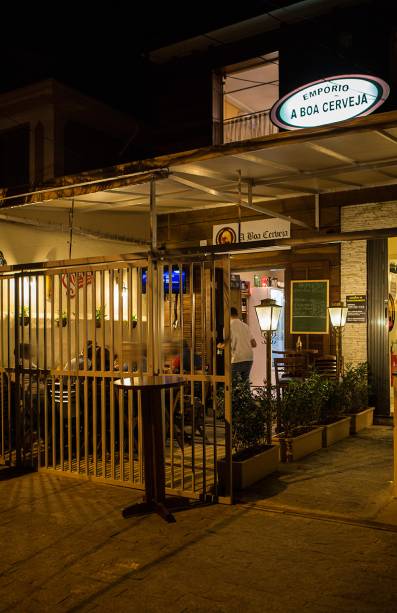 O bar está instalado em um sobrado, de ambiente simples O bar está instalado em um sobrado, de ambiente simples