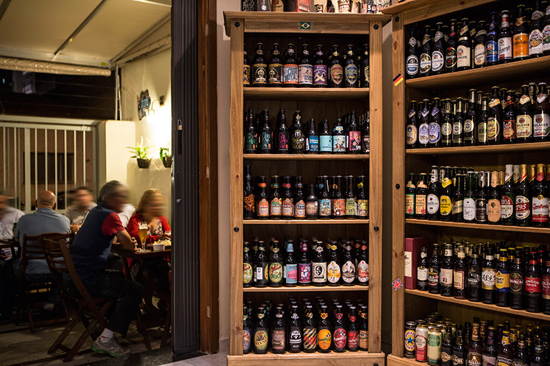 A carta de cervejas lista 430 rótulos, nacionais e importados A carta de cervejas lista 430 rótulos, nacionais e importados