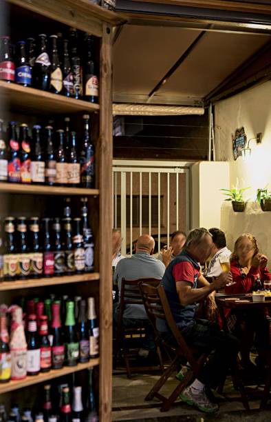 A estante repleta de garrafas: 430 rótulos A estante repleta de garrafas: 430 rótulos