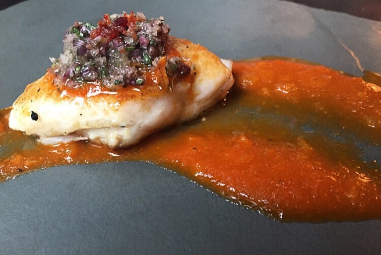 Linguado a la plancha no molho de especiarias e sofrito de tomate: sugestão de prato principal