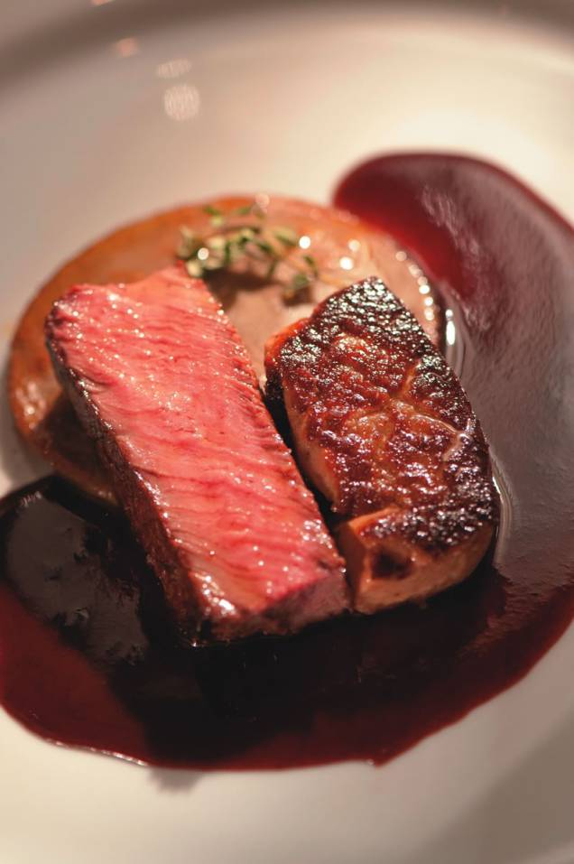 Especialidade do chef: foie gras em entradas e em pratos como o filé-mignon com fundo de alcachofra Especialidade do chef: foie gras em entradas e em pratos como o filé-mignon com fundo de alcachofra