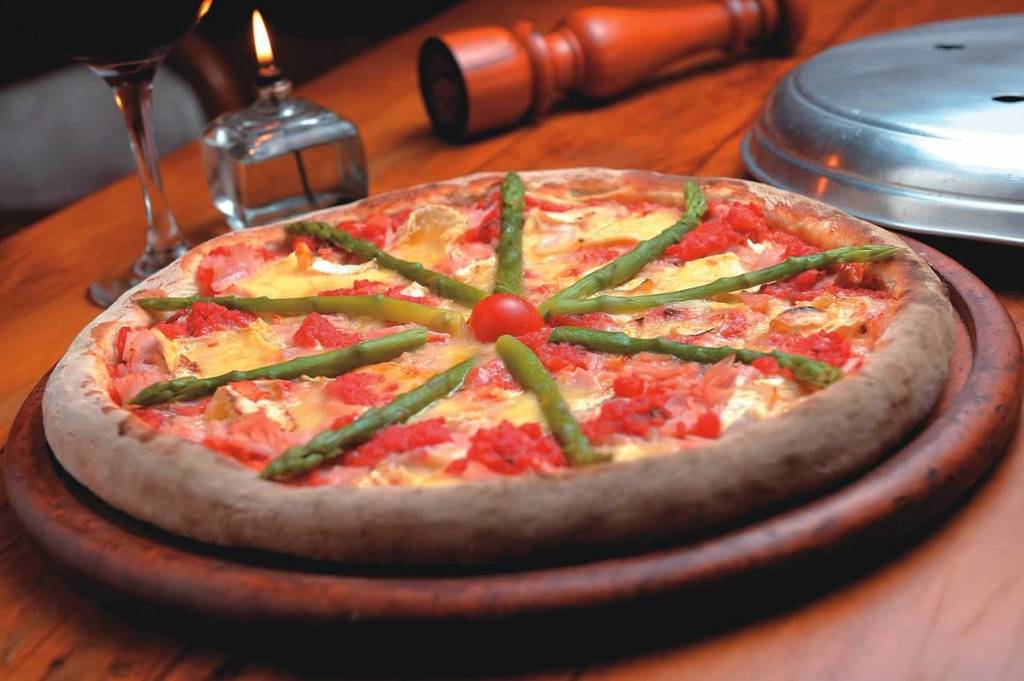 Novidade no cardápio do La Gloria Pizza Bar: cobertura de queijo brie, peito de peru e aspargo Novidade no cardápio do La Gloria Pizza Bar: cobertura de queijo brie, peito de peru e aspargo