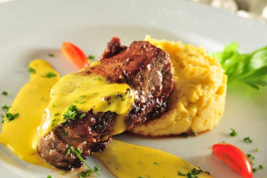 Entrecôte ao molho curry com purê de banana da terra, do La Vecchia Cucina Entrecôte ao molho curry com purê de banana da terra, do La Vecchia Cucina