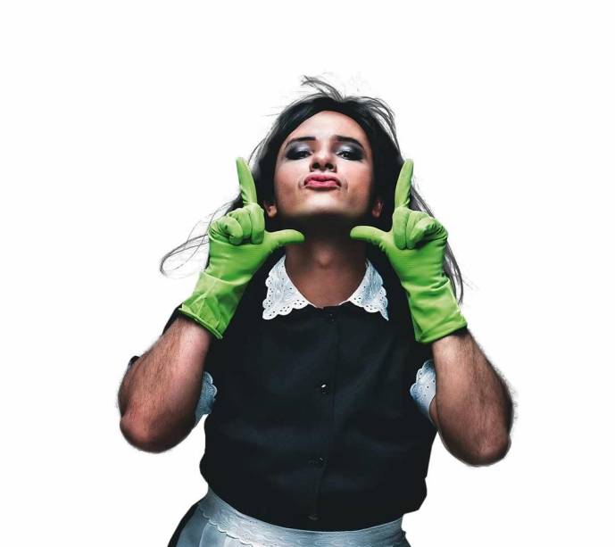 Esta moça é a empregada Mary Help, uma das cinco personagens interpretadas por Marco Luque em Labutaria Esta moça é a empregada Mary Help, uma das cinco personagens interpretadas por Marco Luque em Labutaria