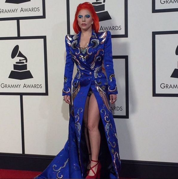 Confira os vencedores e os looks das celebridades no Grammy 2016
