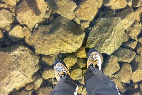 Andarilhos registram lago congelado completamente transparente e o resultado é impressionante