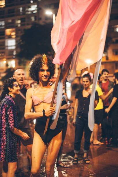 Bloco sai da frente do teatro Municipal e desfila pelas ruas do centro Bloco sai da frente do teatro Municipal e desfila pelas ruas do centro