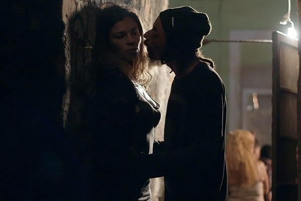 Cena em que Larissa se vende para conseguir drogas em ‘Verdades Secretas’ choca e comove o público