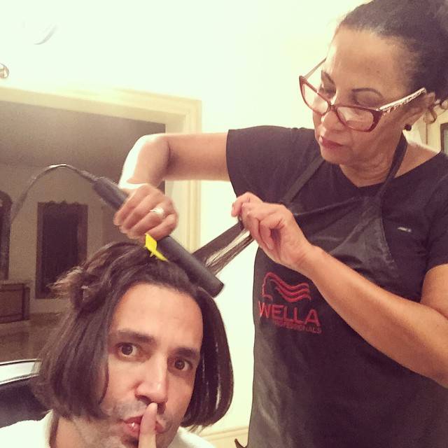 Latino faz chapinha, adota corte ‘bob’ e vira motivo de piadas; o novo Beiçola?