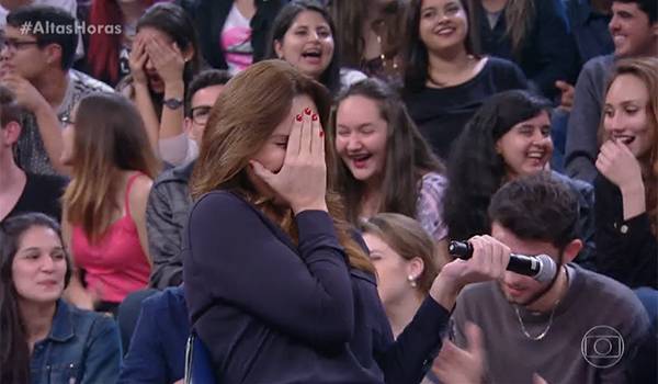 Estudante deixa sexóloga Laura Muller constrangida com uma pergunta sobre cachorro no ‘Altas Horas’