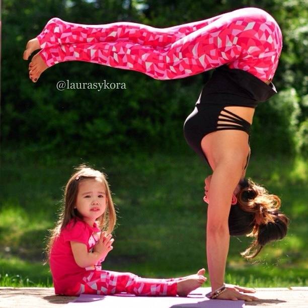 Mãe e filhos na yoga