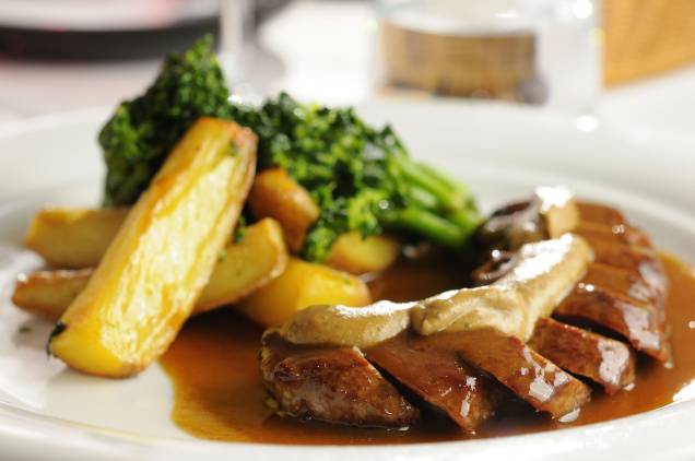 Le French Bazar: lombo de cordeiro, servido no próprio molho com pesto de pistache Le French Bazar: lombo de cordeiro, servido no próprio molho com pesto de pistache