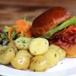 Sanduiche BLT (bacon, alface e tomate) com batata bolinha