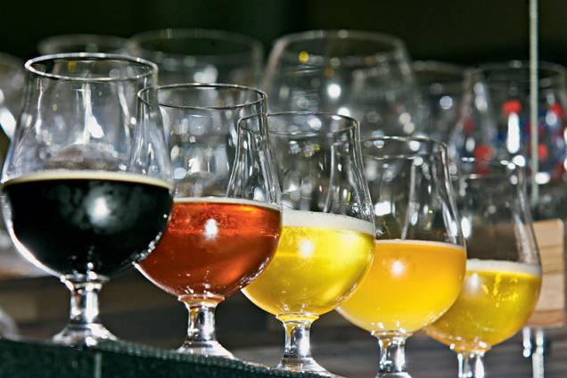 Degustação de chope com cinco copos de 100 mililitros cada um Degustação de chope com cinco copos de 100 mililitros cada um