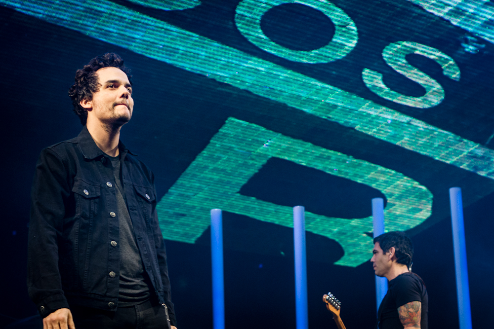 Wagner Moura dá voz à Legião Urbana, mas público canta mais alto