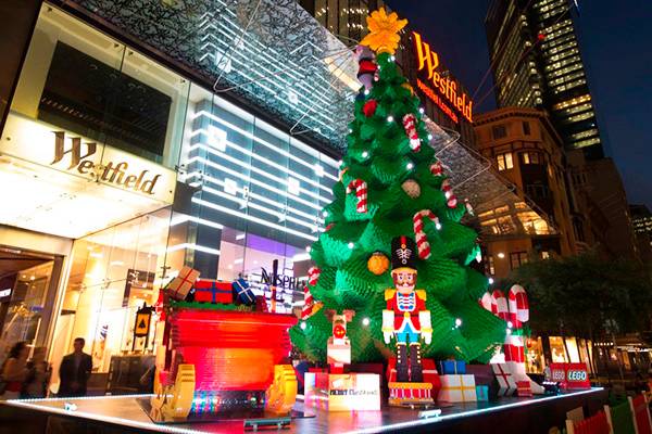 Profissionais constroem a maior árvore de Natal do mundo feita de LEGOs e o resultado é simplesmente incrível