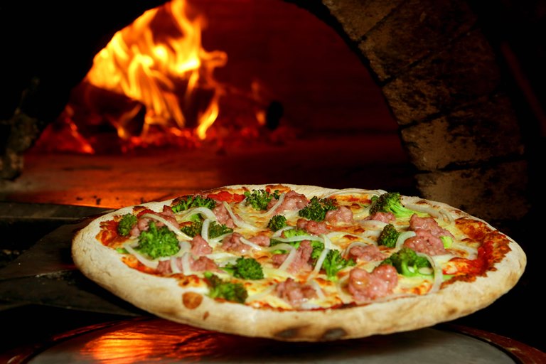 Sergio Arno estreia como pizzaiolo da Leona e da La Gloria