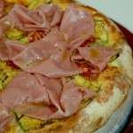 S&eacute;rgio Arno: o chef cede seu nome para a combina&ccedil;&atilde;o de queijo scamorza defumado, abobrinha, parmes&atilde;o, molho de tomate e mortadela