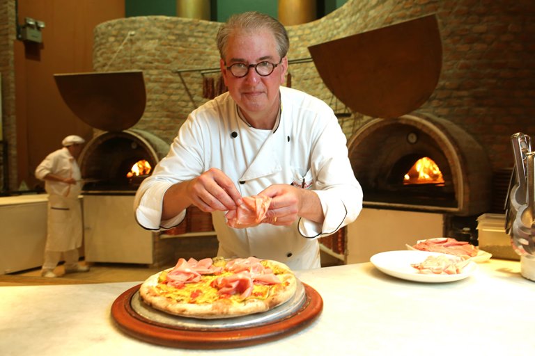 Arno: estreia como pizzaiolo da dupla de casas Leona e La Gloria (Fotos: Greg Salibian)