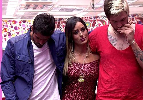 BBB 14: “Abraço falso” de Letícia vira piada na internet; veja as melhores
