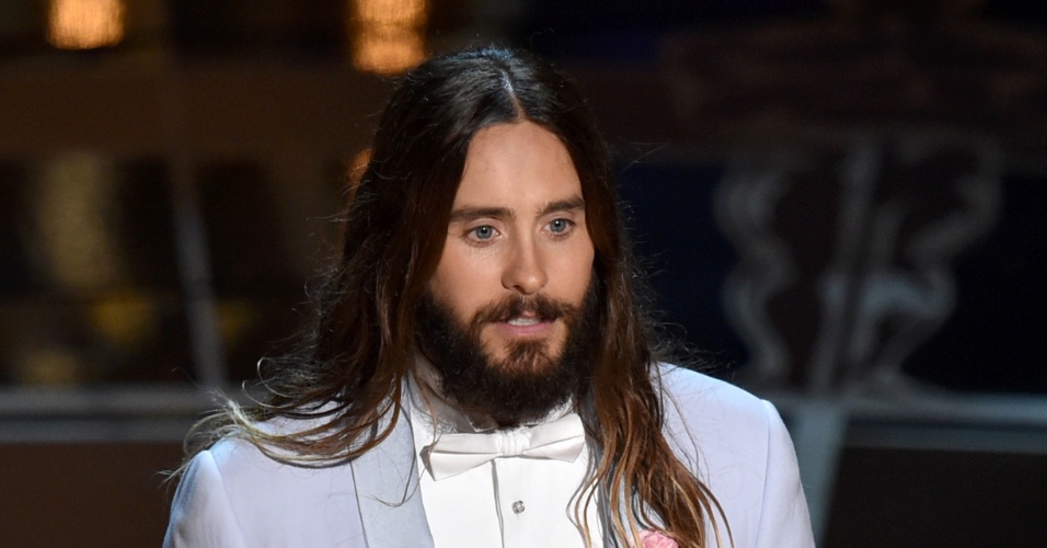 Jared Leto corta os cabelos para interpretar o vilão Coringa. Veja as fotos