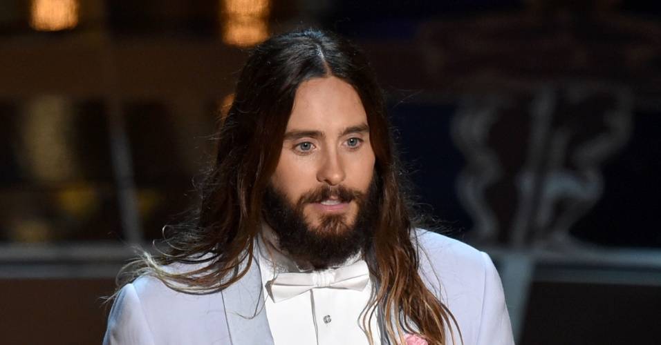 Jared Leto corta os cabelos para interpretar o vilão Coringa. Veja as fotos