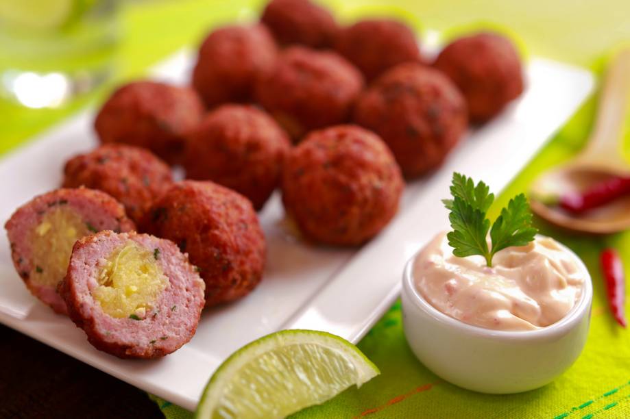 Lewis Bar oferece linguiça fresca moída recheada com purê de mandioca, alho poró, parmesão e gema de ovo, por R$ 23,90 Lewis Bar oferece linguiça fresca moída recheada com purê de mandioca, alho poró, parmesão e gema de ovo, por R$ 23,90