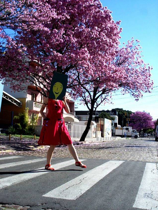 Liana Keller usa uma foto no cenário onde foi feita a capa clássica dos Beatles Liana Keller usa uma foto no cenário onde foi feita a capa clássica dos Beatles