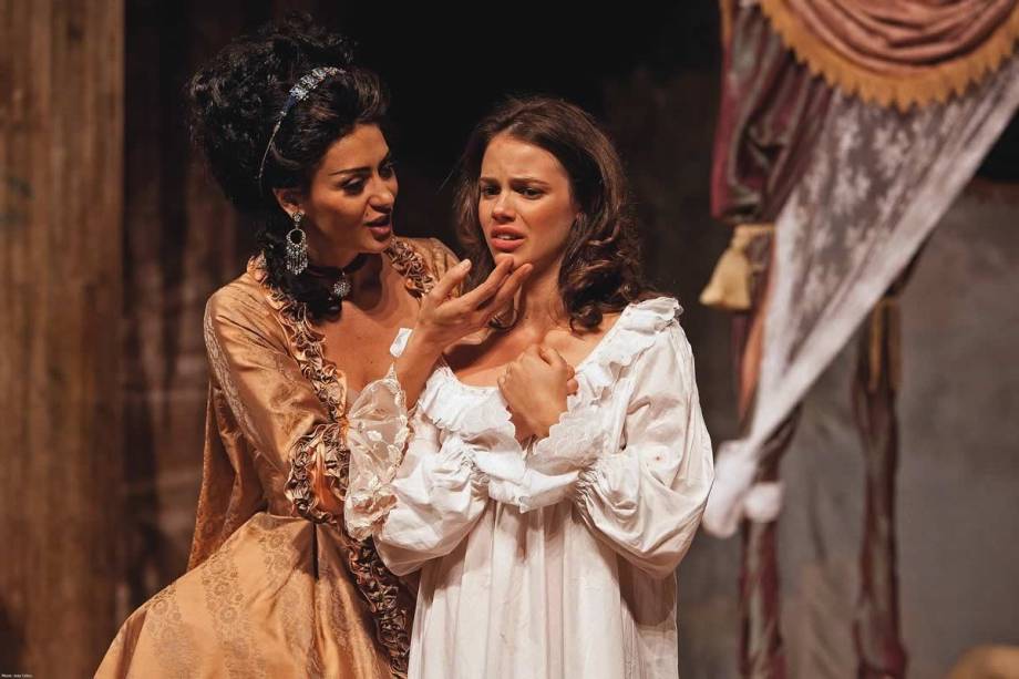 Nobreza decadente: Maria Fernanda Cândido e Laura Neiva no drama Ligações Perigosas Nobreza decadente: Maria Fernanda Cândido e Laura Neiva no drama Ligações Perigosas