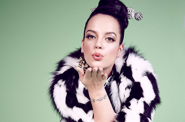 Lily Allen radicaliza na cor do cabelo e aparece com visual diferente no Instagram; veja