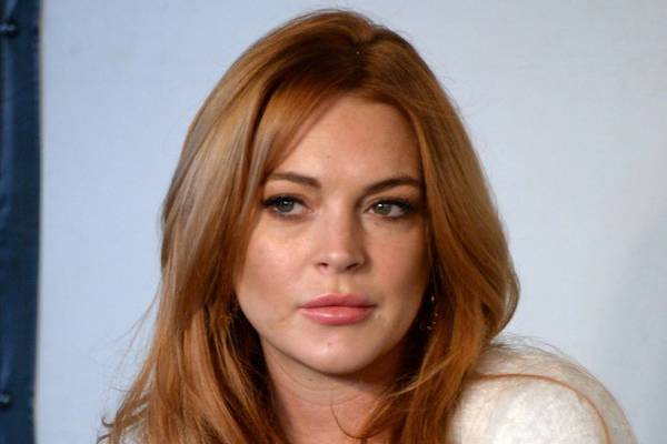 Lindsay Lohan posta foto com cinturinha fina e seguidores da atriz falam em Photoshop