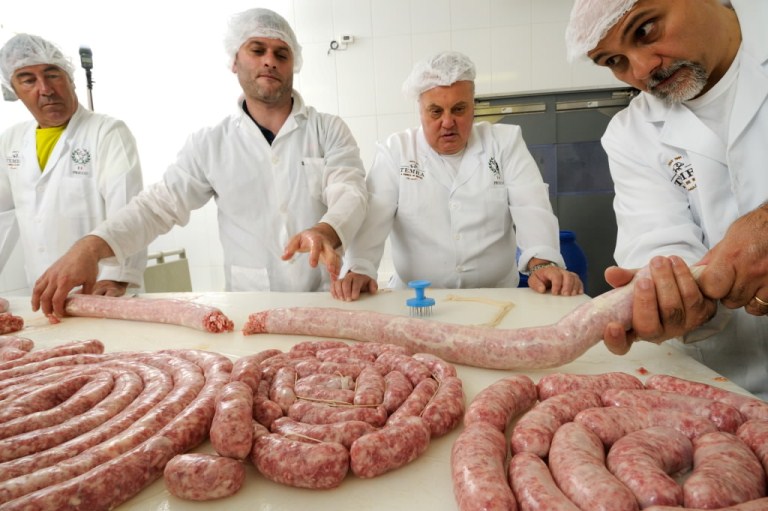 Chef Sauro Scarabotta, do Friccò, ensina a fazer embutidos