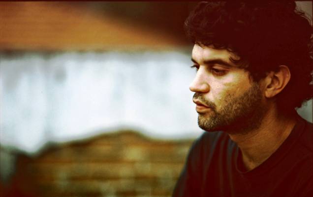 Ex-Cordel do Fogo Encantado, o cantor Lirinha apresenta o repertório de "Lira", seu álbum-solo de estreia Ex-Cordel do Fogo Encantado, o cantor Lirinha apresenta o repertório de "Lira", seu álbum-solo de estreia