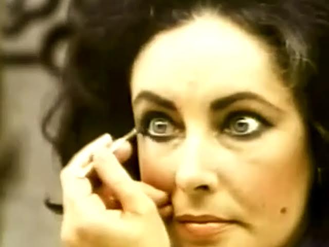 Em vídeo raro, Elizabeth Taylor aparece maquiando seus famosos olhos cor de violeta