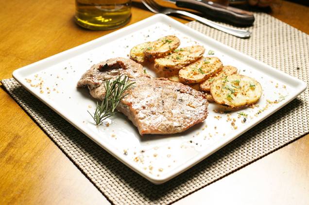 Lombo de porco preto português, acompanhado de batata temperada com alho e salsinha Lombo de porco preto português, acompanhado de batata temperada com alho e salsinha