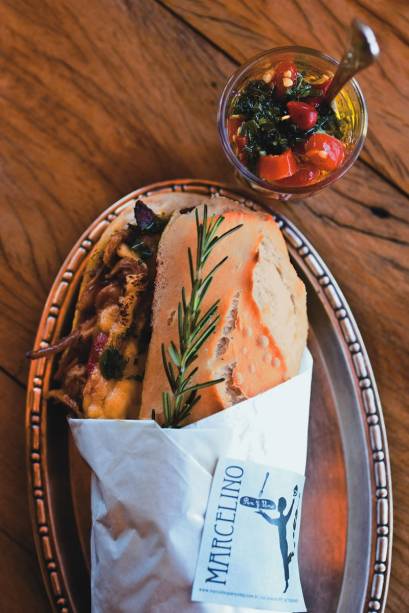 Lanche de pernil com molho de pimenta Lanche de pernil com molho de pimenta