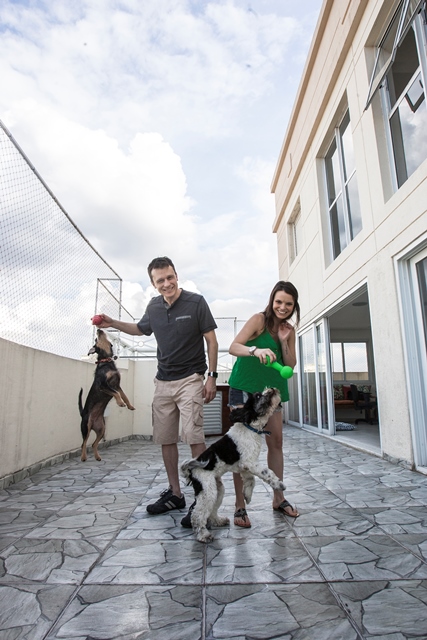 Barthô, “irmão” da cadela Estopinha e “filho” do adestrador Alexandre Rossi, faz sucesso na internet